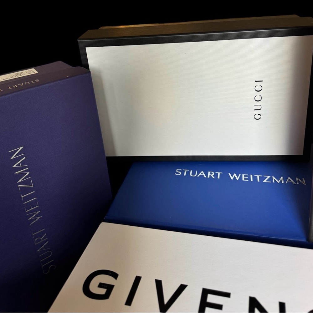 Collection of 8 shoe boxes.excellent condition
Gucci, Stuart Weitzman,Ferragamo,